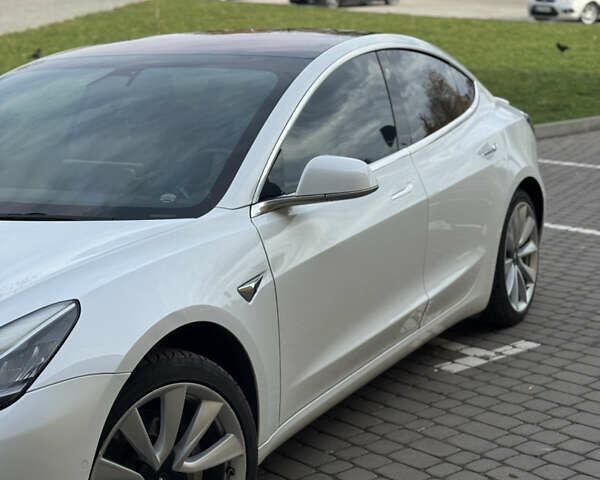 Білий Тесла Модель 3, об'ємом двигуна 0 л та пробігом 170 тис. км за 15500 $, фото 1 на Automoto.ua