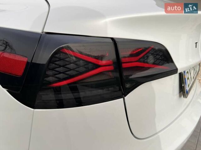 Белый Тесла Модель 3, объемом двигателя 0 л и пробегом 132 тыс. км за 20100 $, фото 36 на Automoto.ua