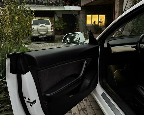 Белый Тесла Модель 3, объемом двигателя 0 л и пробегом 123 тыс. км за 16499 $, фото 14 на Automoto.ua