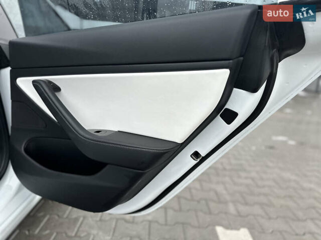 Білий Тесла Модель 3, об'ємом двигуна 0 л та пробігом 118 тис. км за 14999 $, фото 96 на Automoto.ua