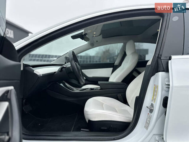Білий Тесла Модель 3, об'ємом двигуна 0 л та пробігом 118 тис. км за 14999 $, фото 56 на Automoto.ua