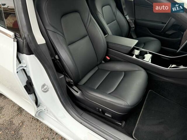 Белый Тесла Модель 3, объемом двигателя 0 л и пробегом 93 тыс. км за 15800 $, фото 17 на Automoto.ua