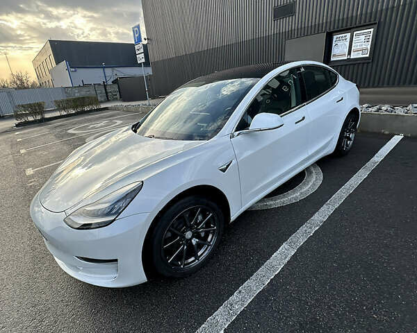 Белый Тесла Модель 3, объемом двигателя 0 л и пробегом 63 тыс. км за 17900 $, фото 2 на Automoto.ua