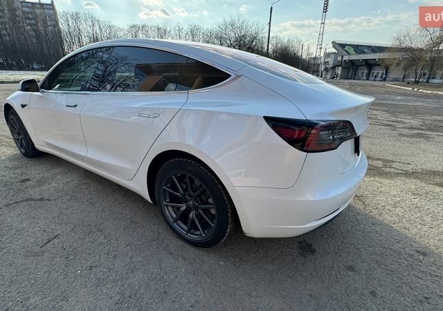 Білий Тесла Модель 3, об'ємом двигуна 0 л та пробігом 136 тис. км за 15950 $, фото 4 на Automoto.ua