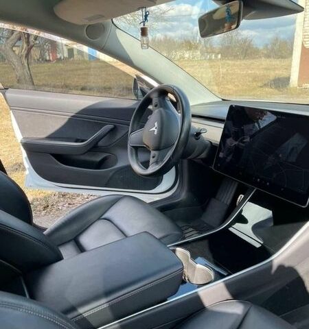 Білий Тесла Модель 3, об'ємом двигуна 0 л та пробігом 51 тис. км за 18500 $, фото 4 на Automoto.ua