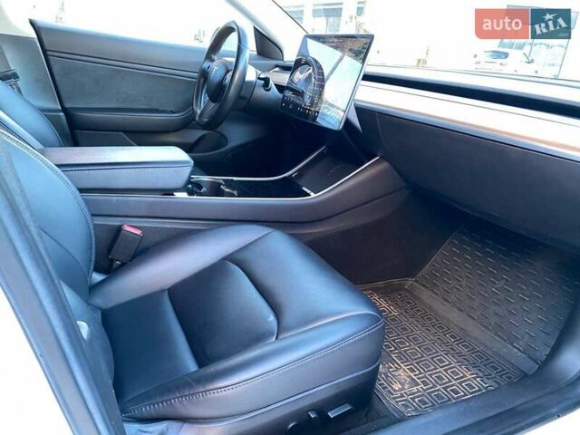 Білий Тесла Модель 3, об'ємом двигуна 0 л та пробігом 99 тис. км за 18200 $, фото 20 на Automoto.ua