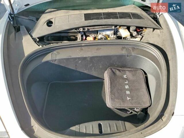 Білий Тесла Модель 3, об'ємом двигуна 0 л та пробігом 70 тис. км за 5000 $, фото 10 на Automoto.ua