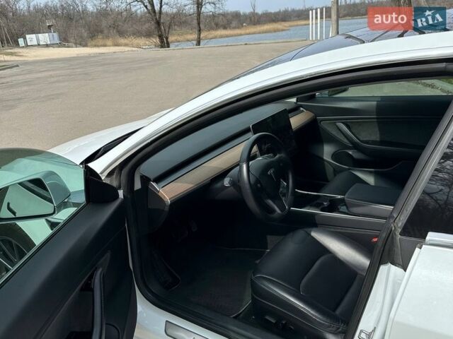 Білий Тесла Модель 3, об'ємом двигуна 0 л та пробігом 67 тис. км за 18500 $, фото 12 на Automoto.ua