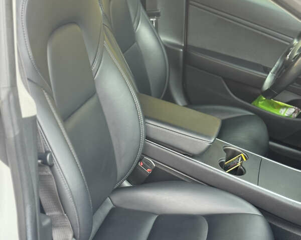 Білий Тесла Модель 3, об'ємом двигуна 0 л та пробігом 170 тис. км за 15500 $, фото 9 на Automoto.ua