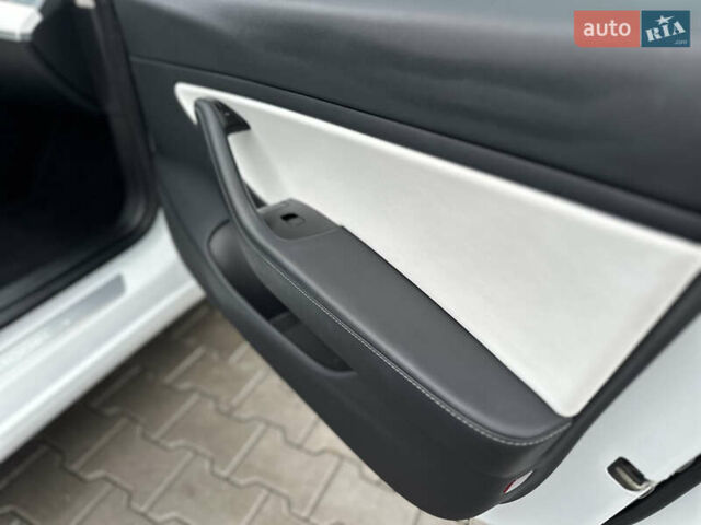 Білий Тесла Модель 3, об'ємом двигуна 0 л та пробігом 118 тис. км за 14999 $, фото 106 на Automoto.ua