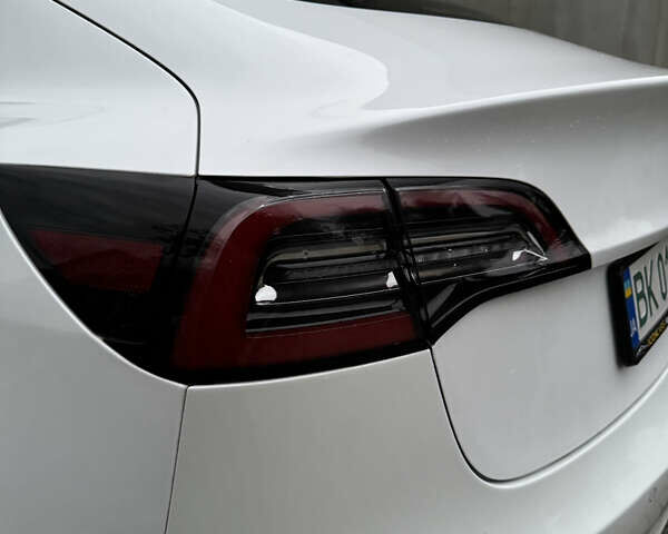 Белый Тесла Модель 3, объемом двигателя 0 л и пробегом 123 тыс. км за 16595 $, фото 10 на Automoto.ua