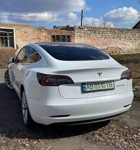 Білий Тесла Модель 3, об'ємом двигуна 0 л та пробігом 51 тис. км за 18500 $, фото 3 на Automoto.ua