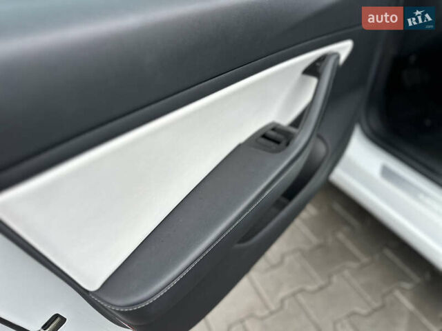 Білий Тесла Модель 3, об'ємом двигуна 0 л та пробігом 118 тис. км за 14999 $, фото 58 на Automoto.ua