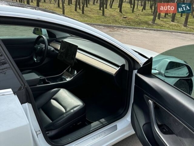 Білий Тесла Модель 3, об'ємом двигуна 0 л та пробігом 67 тис. км за 18500 $, фото 17 на Automoto.ua