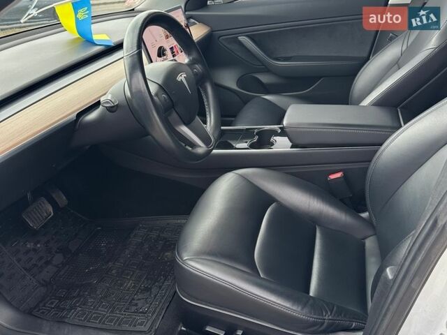 Білий Тесла Модель 3, об'ємом двигуна 0 л та пробігом 131 тис. км за 16400 $, фото 9 на Automoto.ua