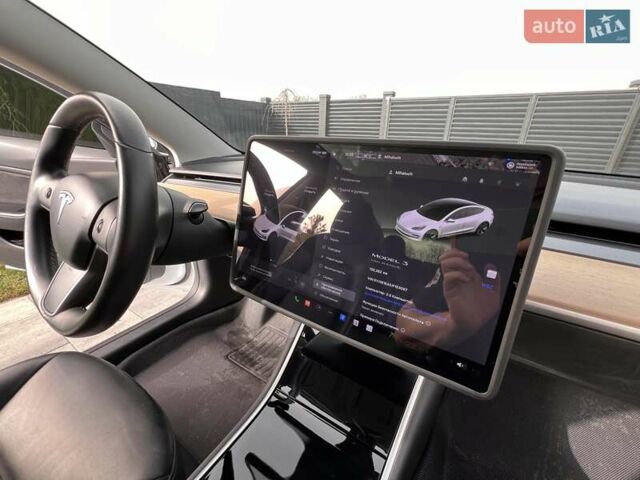 Белый Тесла Модель 3, объемом двигателя 0 л и пробегом 132 тыс. км за 20100 $, фото 25 на Automoto.ua