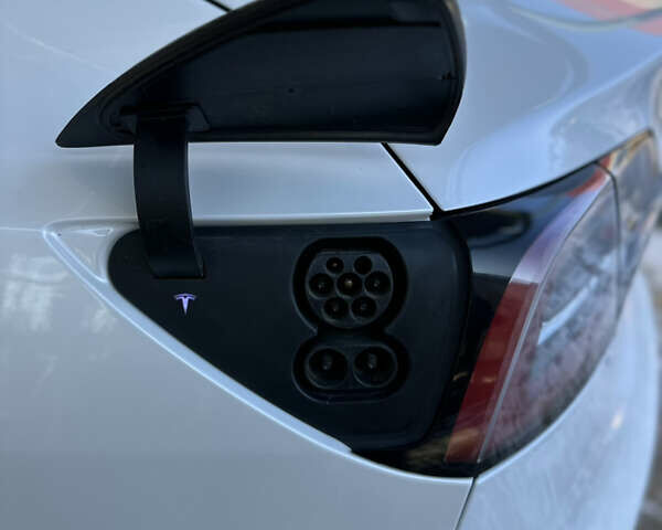 Белый Тесла Модель 3, объемом двигателя 0 л и пробегом 91 тыс. км за 17000 $, фото 15 на Automoto.ua