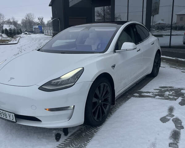 Белый Тесла Модель 3, объемом двигателя 0 л и пробегом 105 тыс. км за 19999 $, фото 1 на Automoto.ua