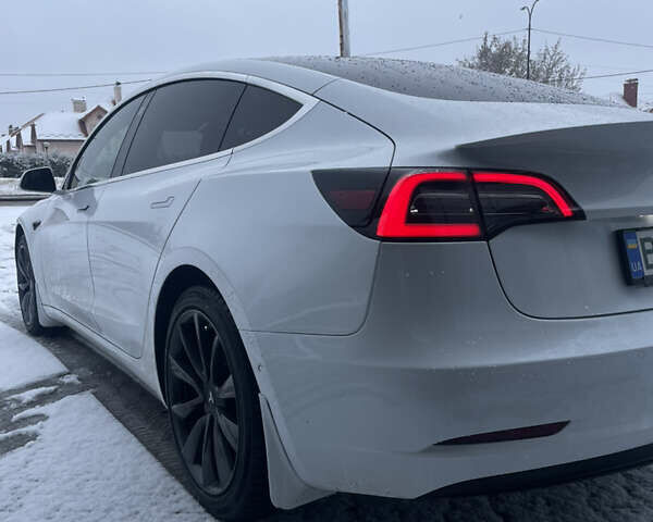 Белый Тесла Модель 3, объемом двигателя 0 л и пробегом 105 тыс. км за 19999 $, фото 8 на Automoto.ua