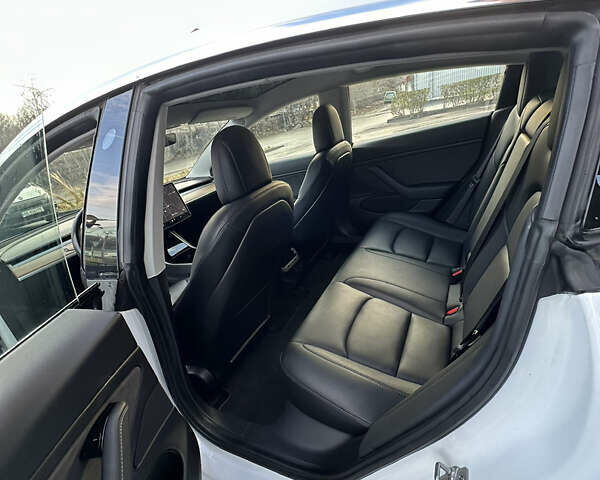 Белый Тесла Модель 3, объемом двигателя 0 л и пробегом 63 тыс. км за 17900 $, фото 11 на Automoto.ua