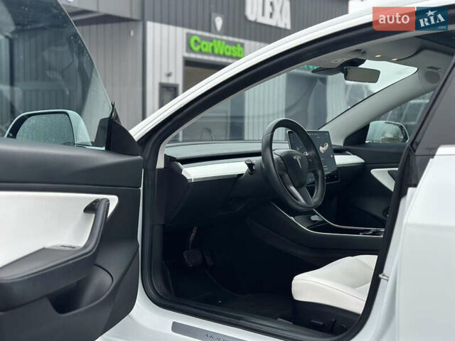 Білий Тесла Модель 3, об'ємом двигуна 0 л та пробігом 118 тис. км за 14999 $, фото 61 на Automoto.ua