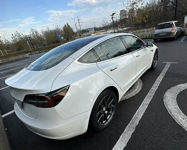Белый Тесла Модель 3, объемом двигателя 0 л и пробегом 63 тыс. км за 17000 $, фото 5 на Automoto.ua