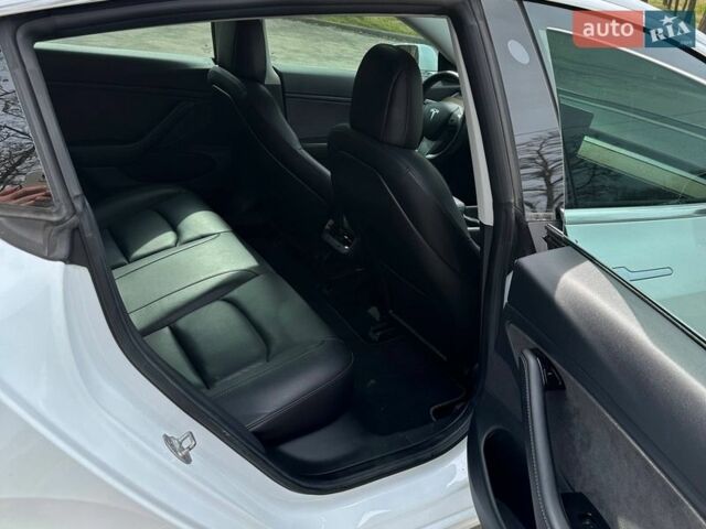 Білий Тесла Модель 3, об'ємом двигуна 0 л та пробігом 67 тис. км за 18500 $, фото 18 на Automoto.ua