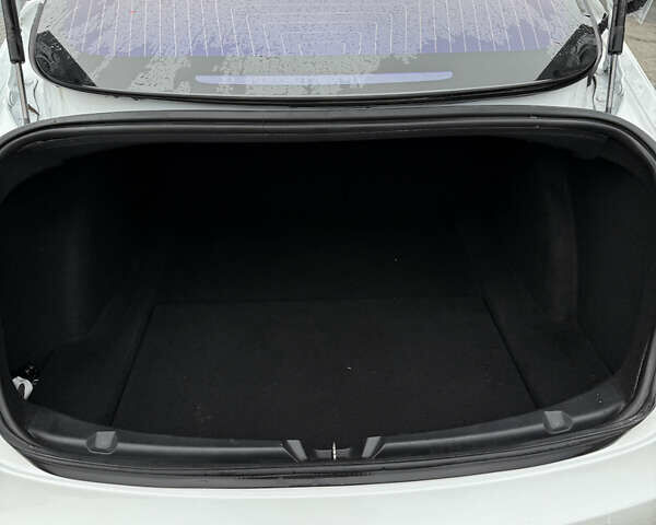 Білий Тесла Модель 3, об'ємом двигуна 0 л та пробігом 123 тис. км за 18000 $, фото 10 на Automoto.ua