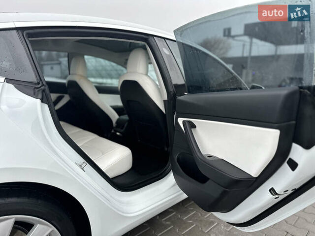 Білий Тесла Модель 3, об'ємом двигуна 0 л та пробігом 118 тис. км за 14999 $, фото 95 на Automoto.ua