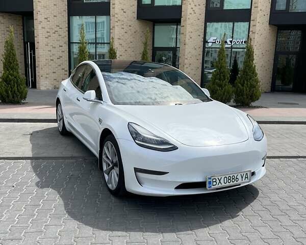 Білий Тесла Модель 3, об'ємом двигуна 0 л та пробігом 114 тис. км за 19999 $, фото 1 на Automoto.ua