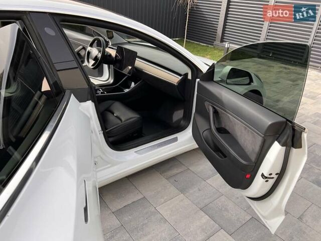 Белый Тесла Модель 3, объемом двигателя 0 л и пробегом 132 тыс. км за 20100 $, фото 19 на Automoto.ua