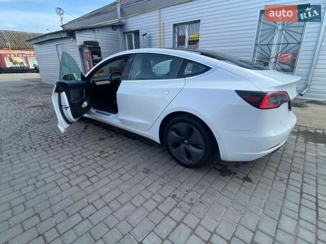 Белый Тесла Модель 3, объемом двигателя 0 л и пробегом 150 тыс. км за 16299 $, фото 2 на Automoto.ua