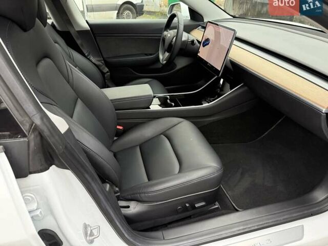 Білий Тесла Модель 3, об'ємом двигуна 0 л та пробігом 93 тис. км за 15800 $, фото 14 на Automoto.ua