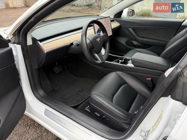 Білий Тесла Модель 3, об'ємом двигуна 0 л та пробігом 93 тис. км за 15800 $, фото 15 на Automoto.ua