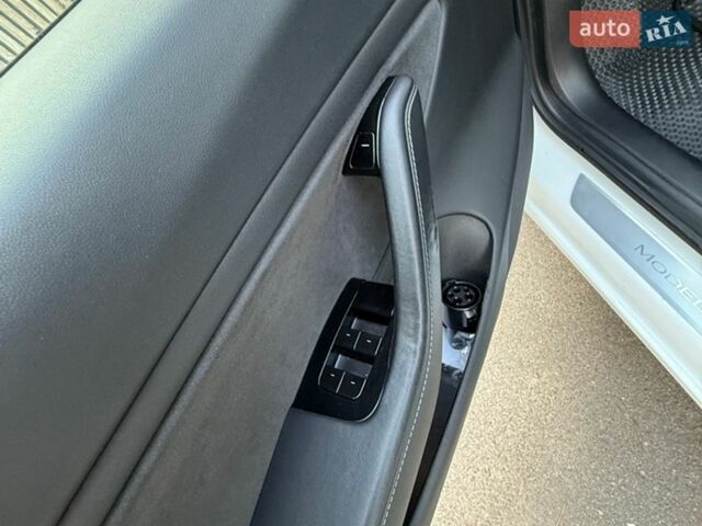 Белый Тесла Модель 3, объемом двигателя 0 л и пробегом 186 тыс. км за 13900 $, фото 43 на Automoto.ua