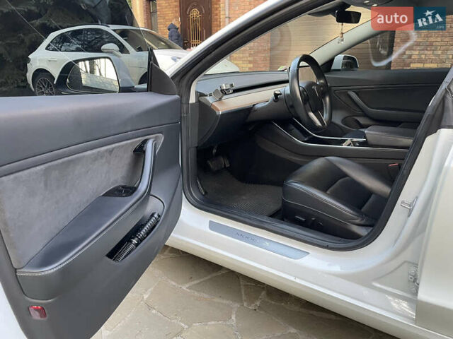 Белый Тесла Модель 3, объемом двигателя 0 л и пробегом 105 тыс. км за 17999 $, фото 8 на Automoto.ua