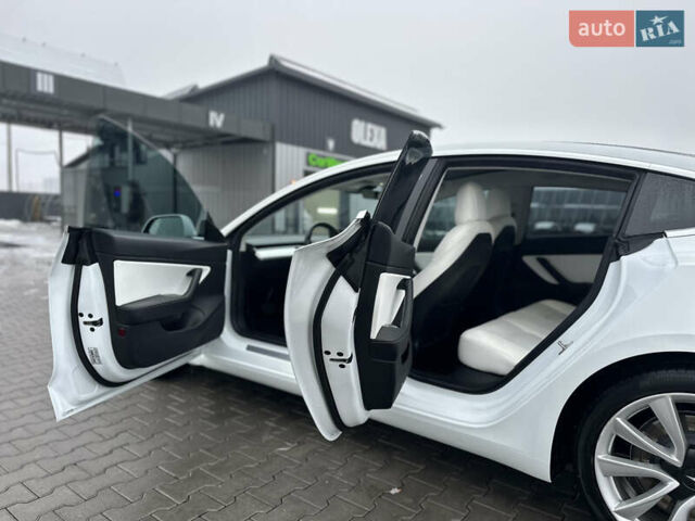 Білий Тесла Модель 3, об'ємом двигуна 0 л та пробігом 118 тис. км за 14999 $, фото 74 на Automoto.ua