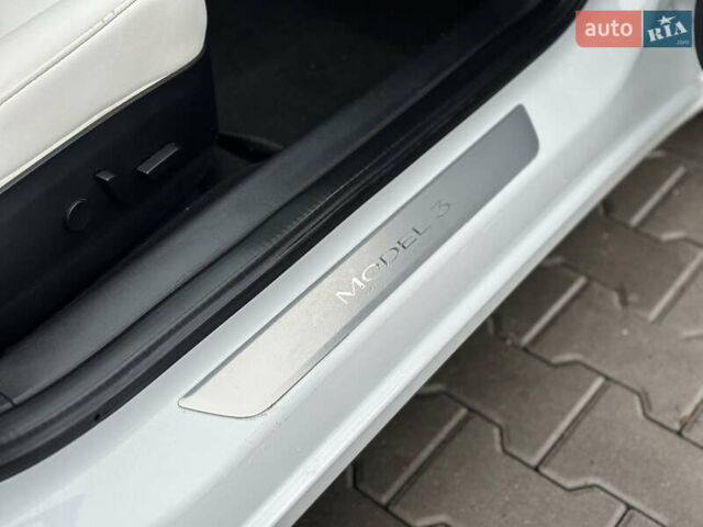 Білий Тесла Модель 3, об'ємом двигуна 0 л та пробігом 118 тис. км за 14999 $, фото 112 на Automoto.ua