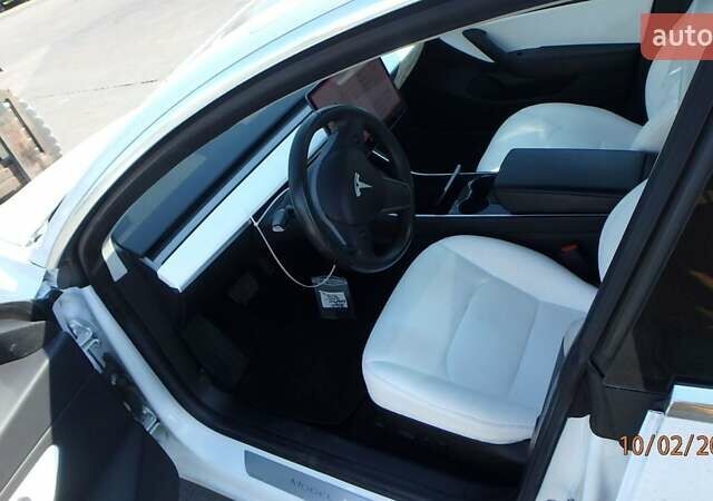 Белый Тесла Модель 3, объемом двигателя 0 л и пробегом 74 тыс. км за 15600 $, фото 4 на Automoto.ua