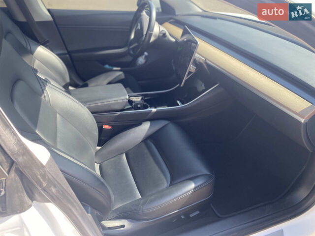 Белый Тесла Модель 3, объемом двигателя 0 л и пробегом 112 тыс. км за 17500 $, фото 9 на Automoto.ua