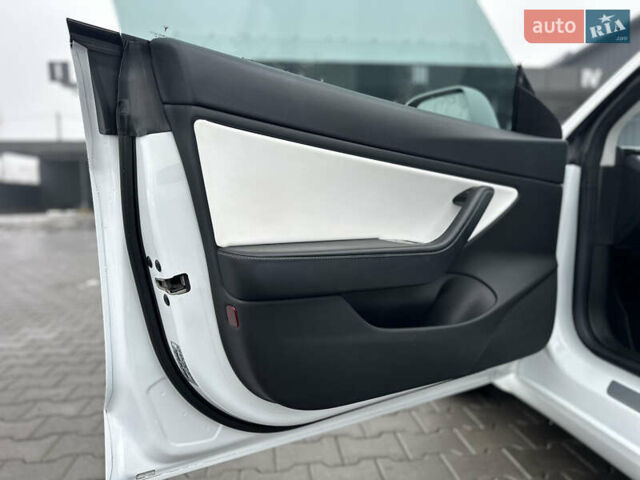 Білий Тесла Модель 3, об'ємом двигуна 0 л та пробігом 118 тис. км за 14999 $, фото 57 на Automoto.ua