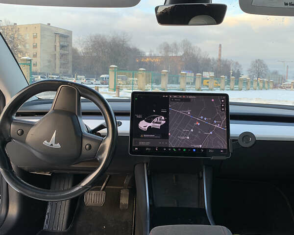 Белый Тесла Модель 3, объемом двигателя 0 л и пробегом 150 тыс. км за 14999 $, фото 5 на Automoto.ua