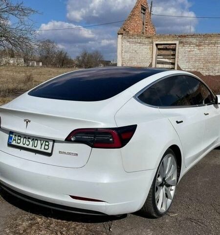 Білий Тесла Модель 3, об'ємом двигуна 0 л та пробігом 51 тис. км за 18500 $, фото 2 на Automoto.ua