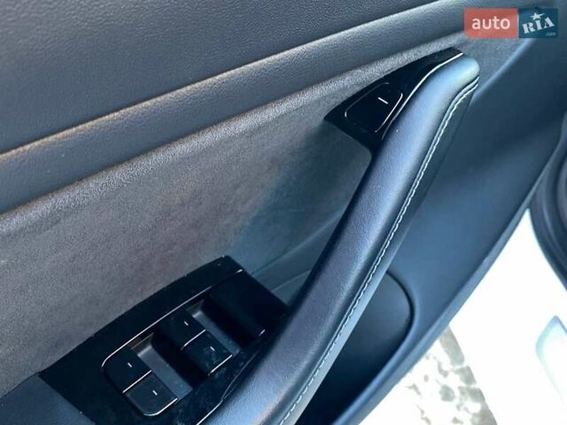 Білий Тесла Модель 3, об'ємом двигуна 0 л та пробігом 99 тис. км за 18200 $, фото 16 на Automoto.ua