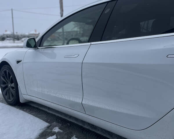 Белый Тесла Модель 3, объемом двигателя 0 л и пробегом 105 тыс. км за 19999 $, фото 7 на Automoto.ua