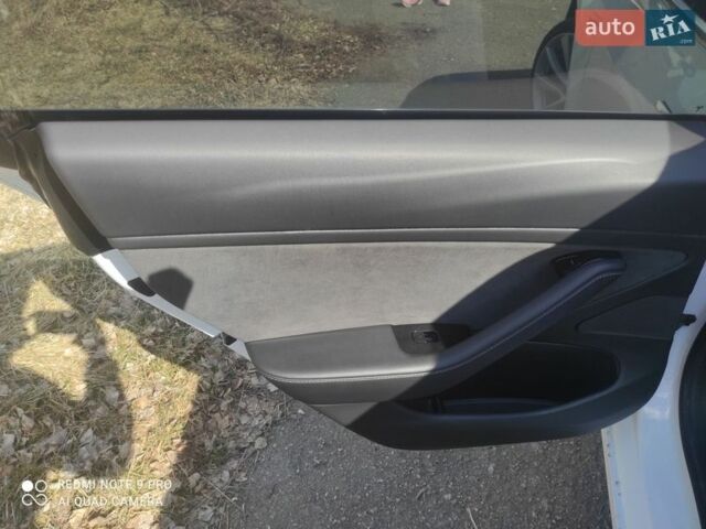 Білий Тесла Модель 3, об'ємом двигуна 0 л та пробігом 51 тис. км за 18500 $, фото 9 на Automoto.ua