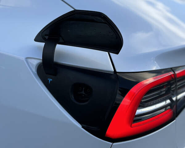 Белый Тесла Модель 3, объемом двигателя 0 л и пробегом 78 тыс. км за 27300 $, фото 26 на Automoto.ua