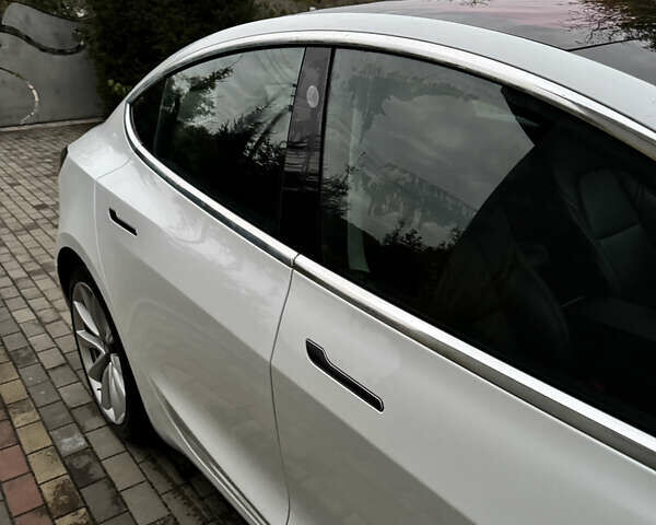 Белый Тесла Модель 3, объемом двигателя 0 л и пробегом 123 тыс. км за 16900 $, фото 4 на Automoto.ua