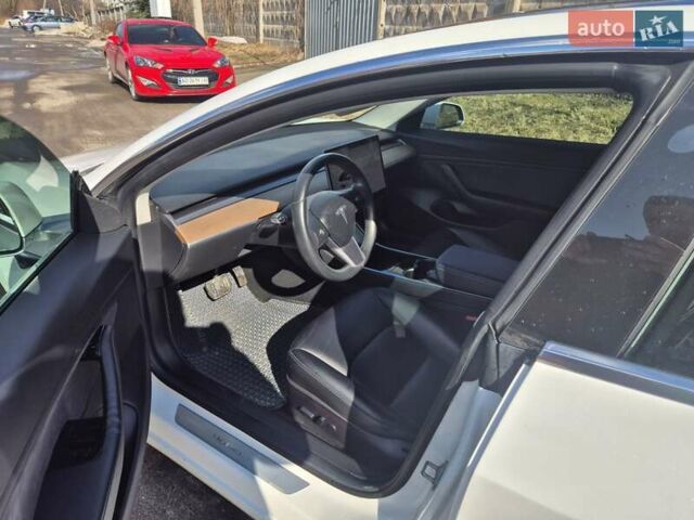 Білий Тесла Модель 3, об'ємом двигуна 0 л та пробігом 132 тис. км за 15300 $, фото 7 на Automoto.ua