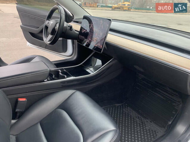 Тесла Модель 3 2018 у Києві на Automoto.ua Білий Тесла Модель 3, об'ємом двигуна 0 л та пробігом 65 тис. км за 15300 $, фото 25 на Automoto.ua